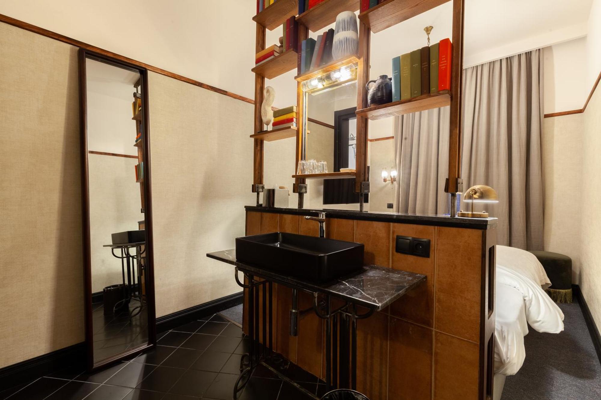 Communal Hotel Кутаиси Стая снимка